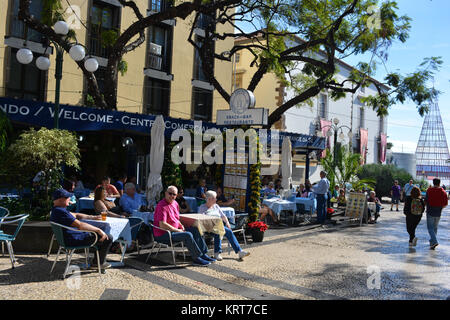 Paar am Café im Freien von Restaurante Centro Comercial da Sé, Funchal, Madeira, Portugal sitzen Stockfoto