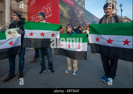 Personen Freien Syrischen Fahnen auf "Food Not Bombs" für Syrien Ereignis auf dem Trafalgar Square. Stockfoto