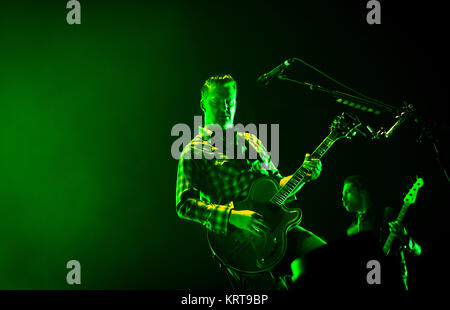 Leadsänger und Gitarrist Josh Homme von der amerikanischen Rockband Queens Of The Stone Age dargestellt an einem live Konzert in Kopenhagen. Dänemark 2013. Stockfoto