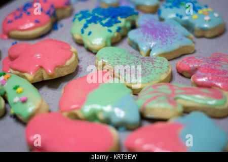 Weihnachtsplätzchen layed Out auf Tisch. Stockfoto