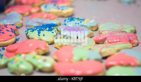 Weihnachtsplätzchen layed Out auf Tisch. Stockfoto