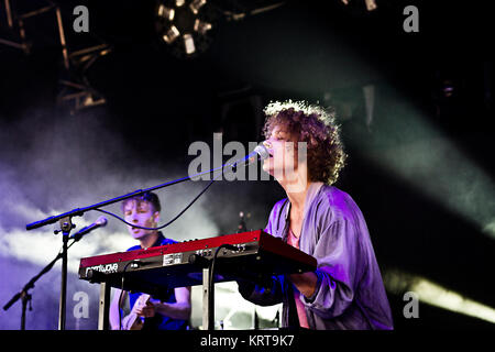 Die Schwedische indie pop band Urban Kegel führt ein Live Konzert bei den Danish Music festival Roskilde Festival 2013. Hier Sänger und Musiker Rasmus Flyckt ist sene live auf der Bühne. Dänemark, 01/07 2013. Stockfoto