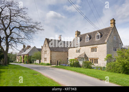 Wohnimmobilien auf einem ländlichen Lane in Halford, in der Nähe von Moreton-in-Marsh, Warwickshire, England, Vereinigtes Königreich Stockfoto