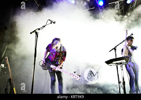 Die Schwedische indie pop band Urban Kegel führt ein Live Konzert bei den Danish Music festival Roskilde Festival 2013. Hier Sänger und Bassist Emil Gustafsson (L) ist sene live auf der Bühne mit Gitarrist Tim Formgren (R). Dänemark, 01/07 2013. Stockfoto