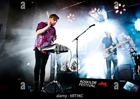 Die Schwedische indie pop band Urban Kegel führt ein Live Konzert bei den Danish Music festival Roskilde Festival 2013. Hier Sänger und Bassist Emil Gustafsson (L) ist sene live auf der Bühne mit Gitarrist Tim Formgren (R). Dänemark, 01/07 2013. Stockfoto