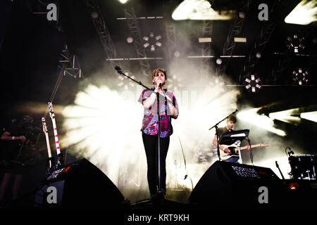 Die Schwedische indie pop band Urban Kegel führt ein Live Konzert bei den Danish Music festival Roskilde Festival 2013. Hier Sänger und Bassist Emil Gustafsson (L) ist sene live auf der Bühne mit Gitarrist Tim Formgren (R). Dänemark, 01/07 2013. Stockfoto