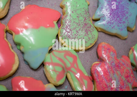 Weihnachtsplätzchen layed Out auf Tisch. Stockfoto