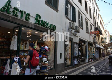 Street Scene & Frauen shoppen in der historischen Altstadt, Funchal, Madeira, Portugal Stockfoto