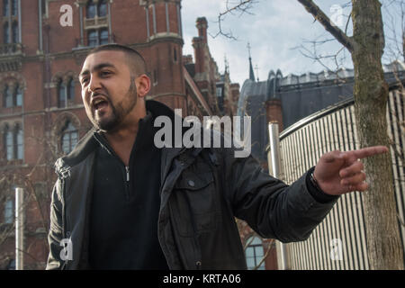 Auf der Organisatoren der London 2 Calais Protest gegen das Löschen des Calais "Dschungel" Und es für Flüchtlinge die Einreise in das Vereinigte Königreich fordert Demonstranten zu St Pancras International bis März. Stockfoto