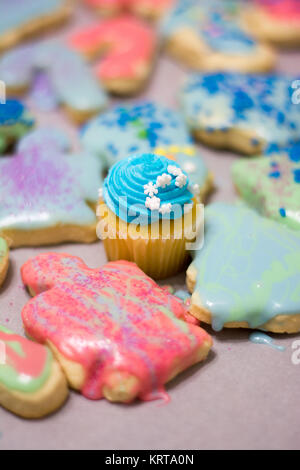 Weihnachtsplätzchen und eine Cupcake heraus auf den Tisch gelegt. Stockfoto