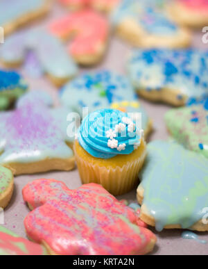 Weihnachtsplätzchen und eine Cupcake heraus auf den Tisch gelegt. Stockfoto