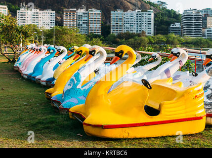 Rio de Janeiro, Brasilien - Dec 19, 2017: bunte Tretboote Schwäne neben Lagoa Rodrigo de Freitas, Rio de Janeiro, Brasilien bei Sonnenuntergang Stockfoto