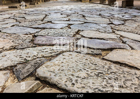 Antike römische Straße in Italica. Straße in die römischen Ruinen von Itálica. Santiponce. Sevilla. Spanien. Stockfoto