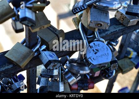 Liebe Schlösser eingeschrieben Vorhängeschlössern abgeschlossen zu überbrücken. Stockfoto