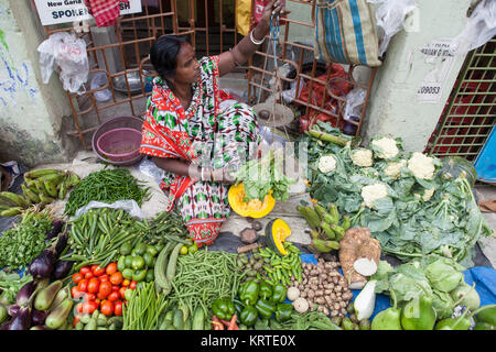 Pflanzliche Verkäufer auf dem Markt in Garia Bezirk von Kolkata, Indien Stockfoto