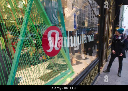 Ein Lululemon Athletica Store auf der Fifth Avenue in New York am Freitag, 15. Dezember 2017. (© Richard B. Levine) Stockfoto