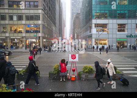 Eine Heilsarmee Bell Ringer außerhalb Bryant Park in New York am Freitag, 15. Dezember 2017. (© Richard B. Levine) Stockfoto