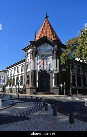 Banco de Portugal und die Statue von João Gonçalves Zarco auf der Avenida Arriaga in der Altstadt von Funchal, Madeira, Portugal. Stockfoto