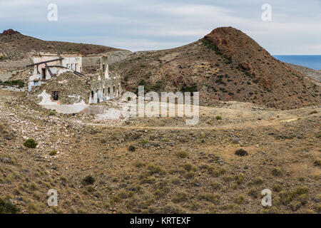 Landschaft fotografiert in der Nähe des Escullos. Naturpark Cabo de Gata. Spanien. Die Ruinen sind eine ehemalige Kaserne der Guardia Civil (Spanische Polizei). Stockfoto