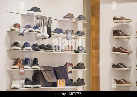 London, Großbritannien - 19 Februar 2017: Sport Schuhe in einem Store in London, an der berühmten Oxford Street. Stockfoto