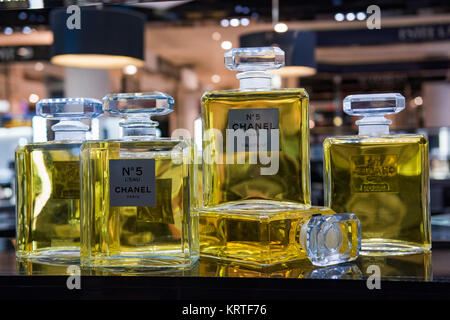 London, Großbritannien - 19 Februar 2017: Kanal Flakons in einem Store in London, an der berühmten Oxford Street. Stockfoto