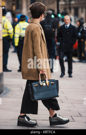 Mode Aussehen während der London Fashion Week Stockfoto