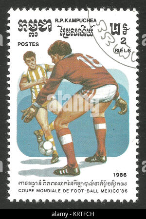 Kambodscha - ca. 1986: Stempel von Kambodscha bedruckt, Color Edition auf Thema Fußball-Weltmeisterschaft 1986 in Mexiko, zeigt Torwart und Spieler Stockfoto