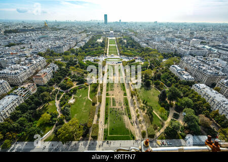 Ein Luftbild der Stadt Paris vom Eiffelturm an einem Nachmittag im Frühherbst mit der Champ de Mars in der Mitte Stockfoto