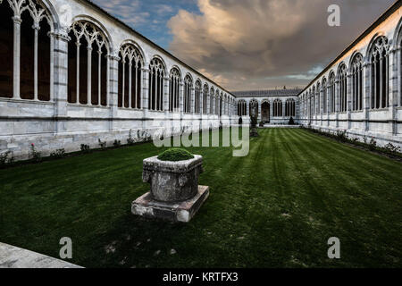 Der Camposanto Monumentale in der Piazza dei Miracoli mit dunklen Wolken über in Pisa, Italien Stockfoto