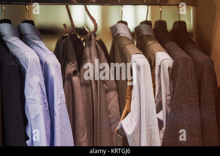 Männer Kleidung auf Kleiderbügeln in einem phantastischen shoip Stockfoto