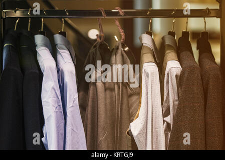 Männer Kleidung auf Kleiderbügeln in einem phantastischen shoip Stockfoto