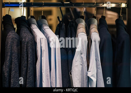Männer Kleidung auf Kleiderbügeln in einem phantastischen shoip Stockfoto