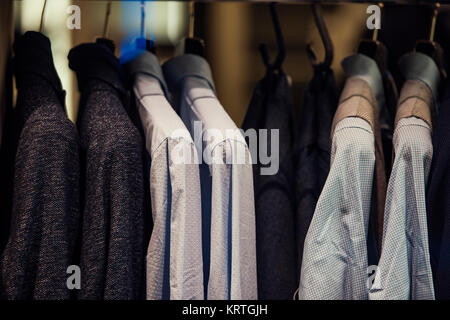 Männer Kleidung auf Kleiderbügeln in einem phantastischen shoip Stockfoto