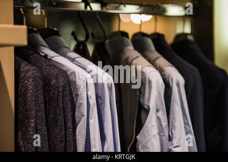 Männer Kleidung auf Kleiderbügeln in einem phantastischen shoip Stockfoto