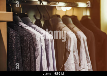 Männer Kleidung auf Kleiderbügeln in einem phantastischen shoip Stockfoto
