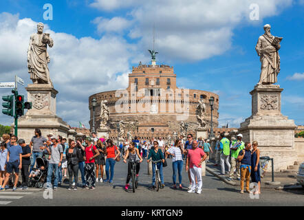 Das Castel Sant'Angelo und die Ponte Sant'Angelo über den Fluss Tiber, Rom, Italien Stockfoto