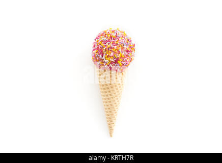 Eis mit einer Kugel hausgemachtes Himbeer Eis dekoriert mit bunten Streuseln auf weißem Hintergrund mit kopieren. Stockfoto