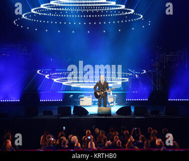 Verona, Italien - 14. Oktober 2017: Live Konzert von Umberto Tozzi ein italienischer Popsänger Gitarre spielen in der Arena von Verona Stockfoto