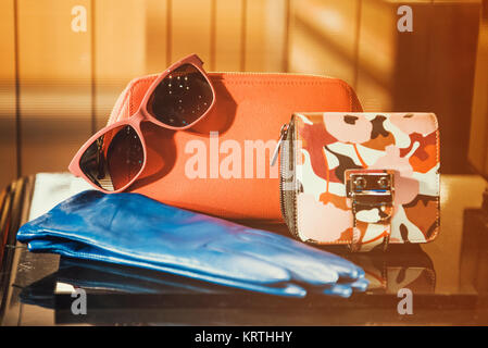 Lust auf Luxus und Zubehör: Sonnenbrille, Geldbeutel und Handschuhe. Stockfoto