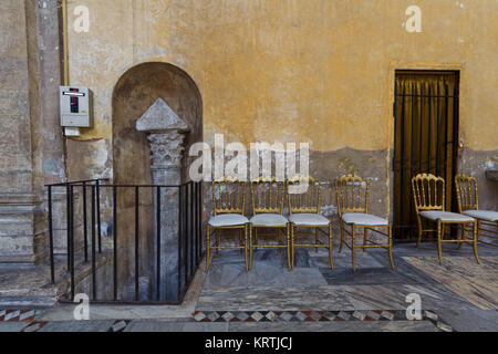 Santa Sabina (Rom) - eine römische Spalte, vor Santa Sabina (vermutlich aus dem Tempel der Juno errichtet auf dem Aventin) Stockfoto