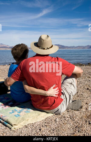 Kaukasische Paar Entspannende am See Mead, Nevada. USA Stockfoto