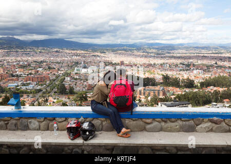 Ein Paar an einem Aussichtspunkt in Turi mit Blick auf die Stadt Cuenca, Ecuador, UNESCO-Weltkulturerbe, Ecuador Südamerika Stockfoto