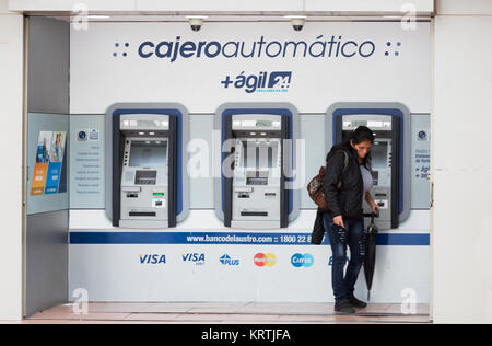 Ecuador ATM - eine Frau mit einem Geldautomaten der Banco del Austro, einer ecuadorianischen Bank, Cuenca Ecuador Südamerika Stockfoto