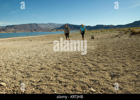 Kaukasische Weibchen machen einen Spaziergang am Strand des Lake Mead National Recreation Area Nevada, USA. Stockfoto