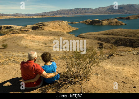 Paar sitzt am Strand am Lake Mead National Recreation Area Nevada, USA. Stockfoto