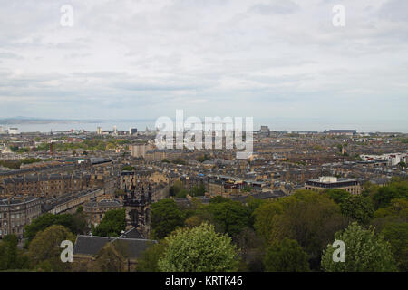 Blick vom Calton Hill, Edinburgh, Schottland, auf die Firth-of-Forth, Inchkeith Insel und Leith Stockfoto