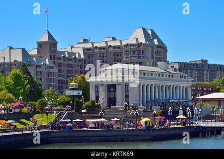 Ein horizontaler Blick auf die Uferpromenade entlang der Inneren Hafen in Victoria BC Kanada mit ikonischen Gebäude im Hintergrund. Stockfoto