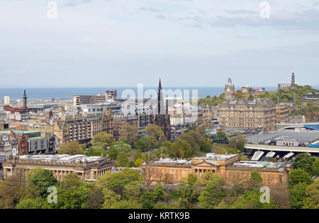 Blick vom Schloss Edinburgh in Richtung Calton Hill, Firth-of-Forth, Scott Monument, Balmoral Hotel und den Bahnhof Waverley, Edinburgh, Schottland, Großbritannien Stockfoto