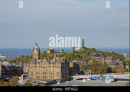 Blick vom Schloss Edinburgh in Richtung Calton Hill, Firth-of-Forth, Balmoral Hotel und den Bahnhof Waverley, Edinburgh, Schottland, Großbritannien Stockfoto