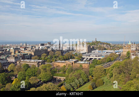 Blick vom Schloss Edinburgh in Richtung Calton Hill, Firth-of-Forth, Scott Monument, Balmoral Hotel und den Bahnhof Waverley, Edinburgh, Schottland, Großbritannien Stockfoto